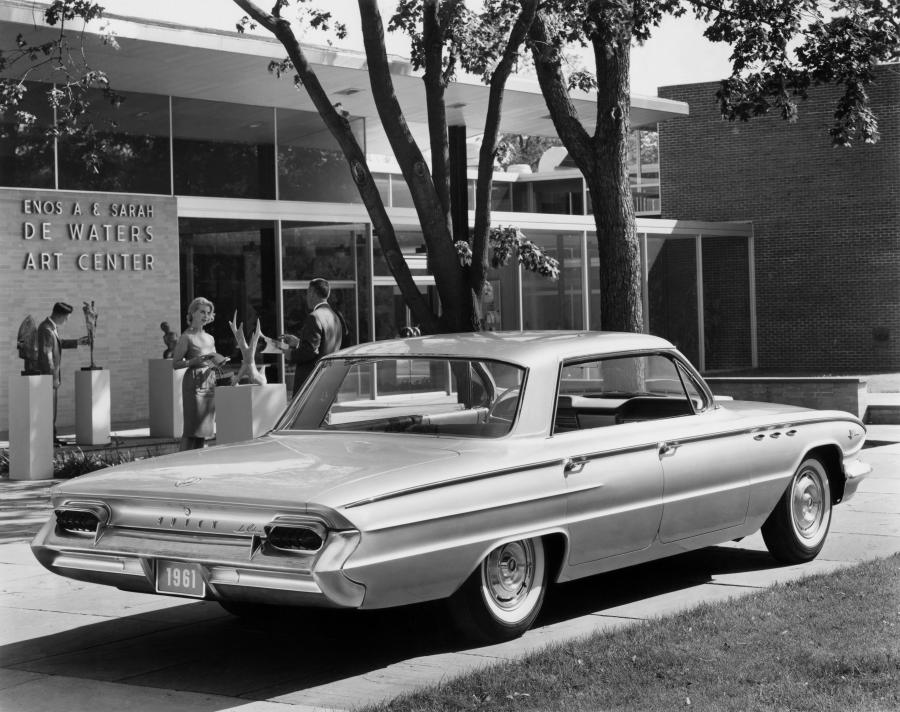 Buick LeSabre 4-Door Hardtop 1961 года  (фото 3 из 3)